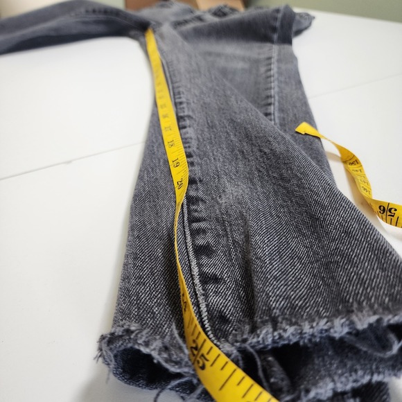 Levis Womens Premium Wedgie Straight Jean Size 29 Washed Black High Rise Raw Hem - Picture 12 of 15